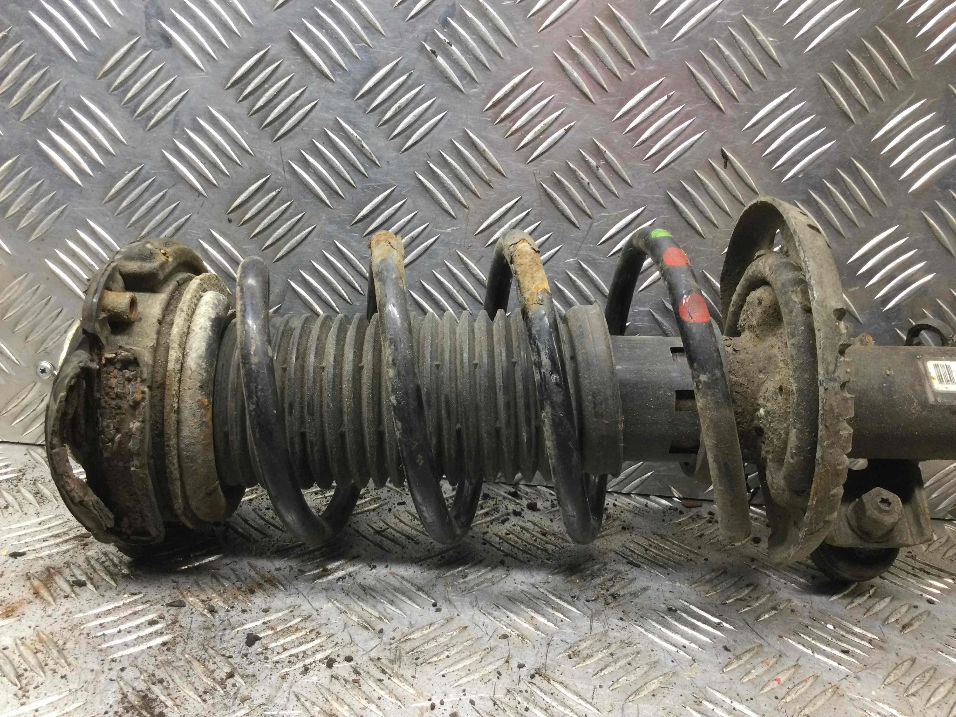 Стойка передняя левая Volkswagen Polo 4 поколение (2001-2005) бензин 1.4 i Механика Х/б