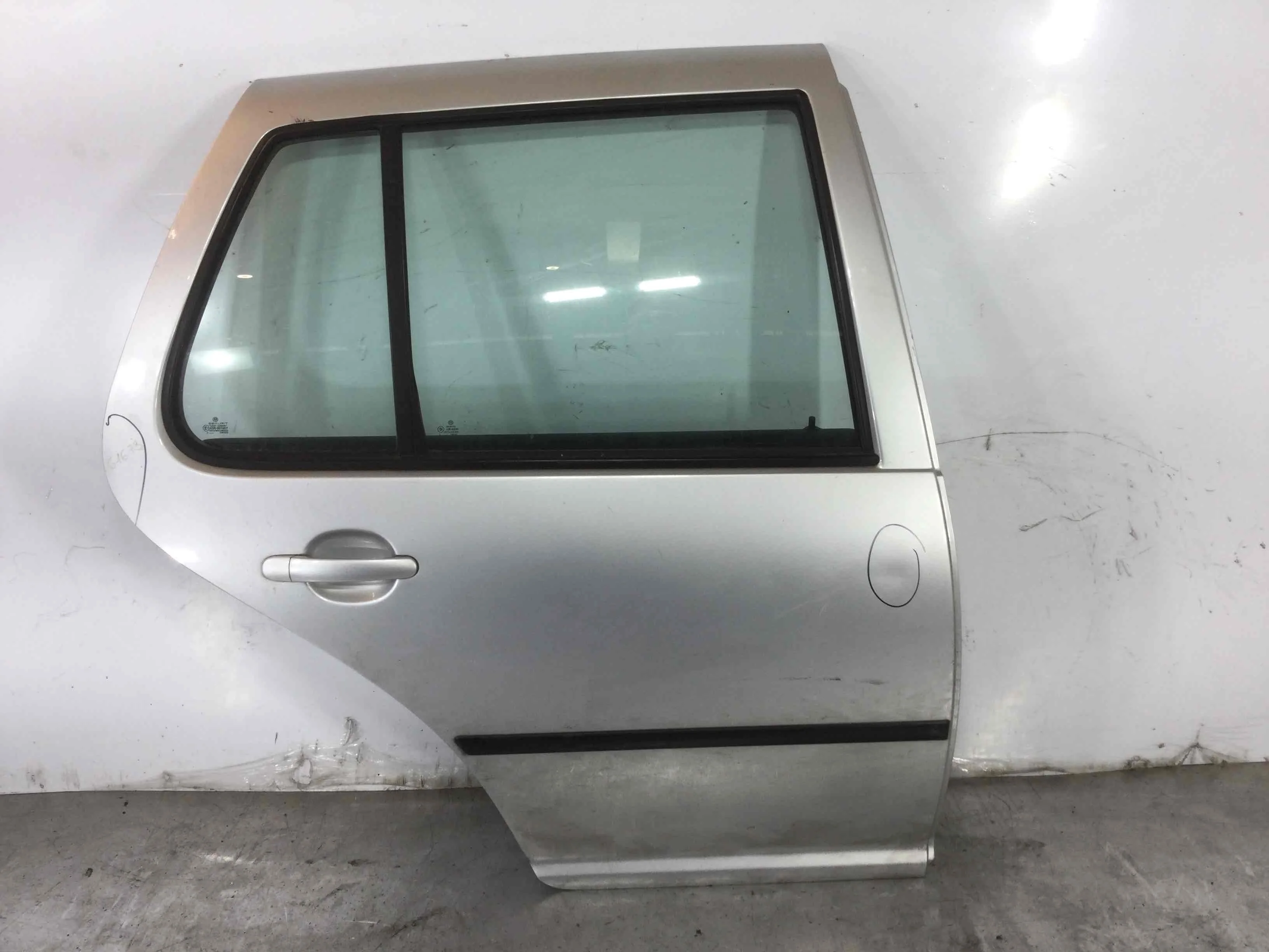 Дверь задняя правая Volkswagen Golf 4 поколение (1997-2004) бензин 1.6 i Механика Х/б