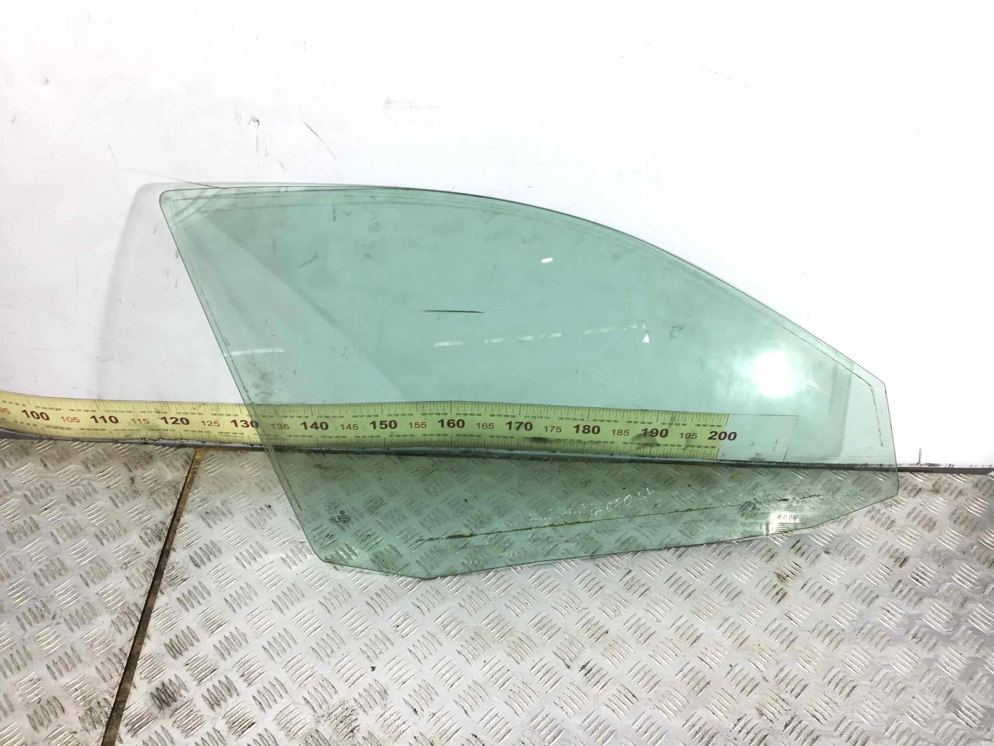 Стекло двери передней левой Volkswagen Golf 4 поколение (1997-2004) бензин 1.4 i Механика Х/б