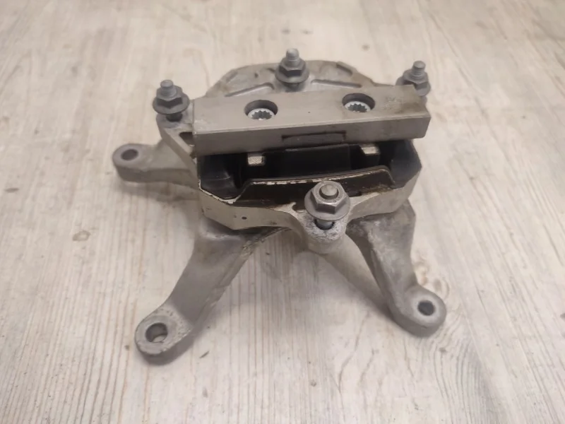 Опорный кронштейн акпп Audi Q5 S-line 2018 FY