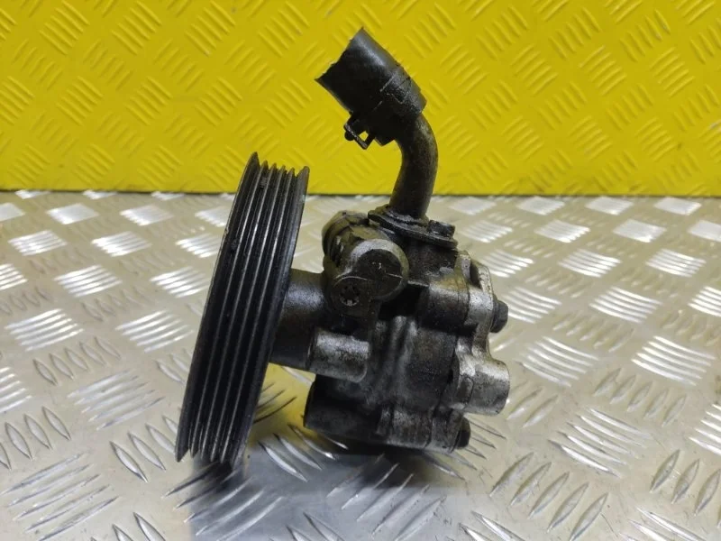 Насос гидроусилителя руля Mitsubishi L200 (2006-2015) 2011 MR992871