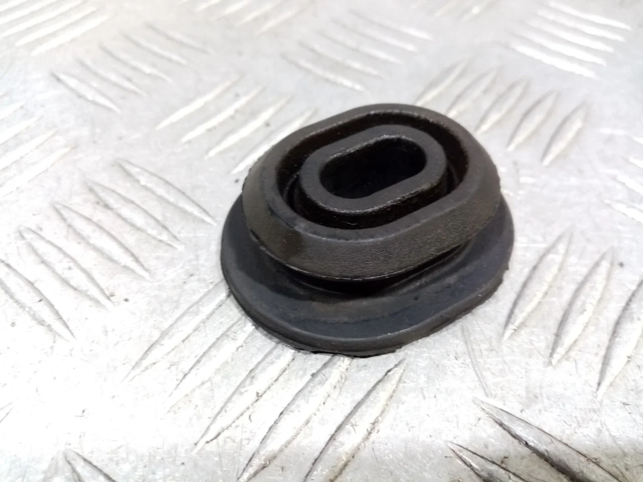 [Б/У] Кронштейн крепления радиатора нижний [Код: 00518197 ]