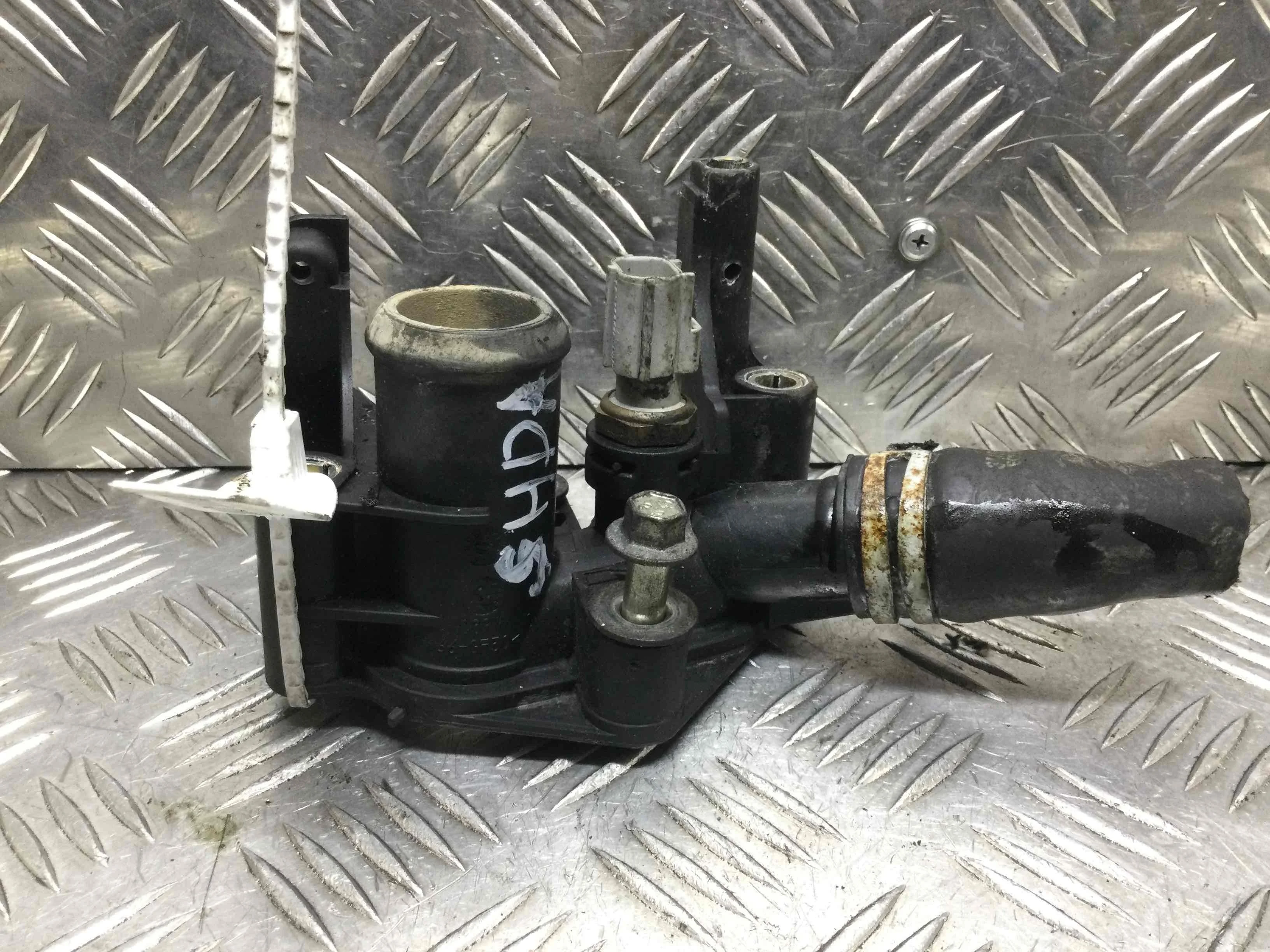 Фланец (тройник) системы охлаждения Ford Focus 2 поколение (2005-2008) бензин 1.6 i Механика Х/б