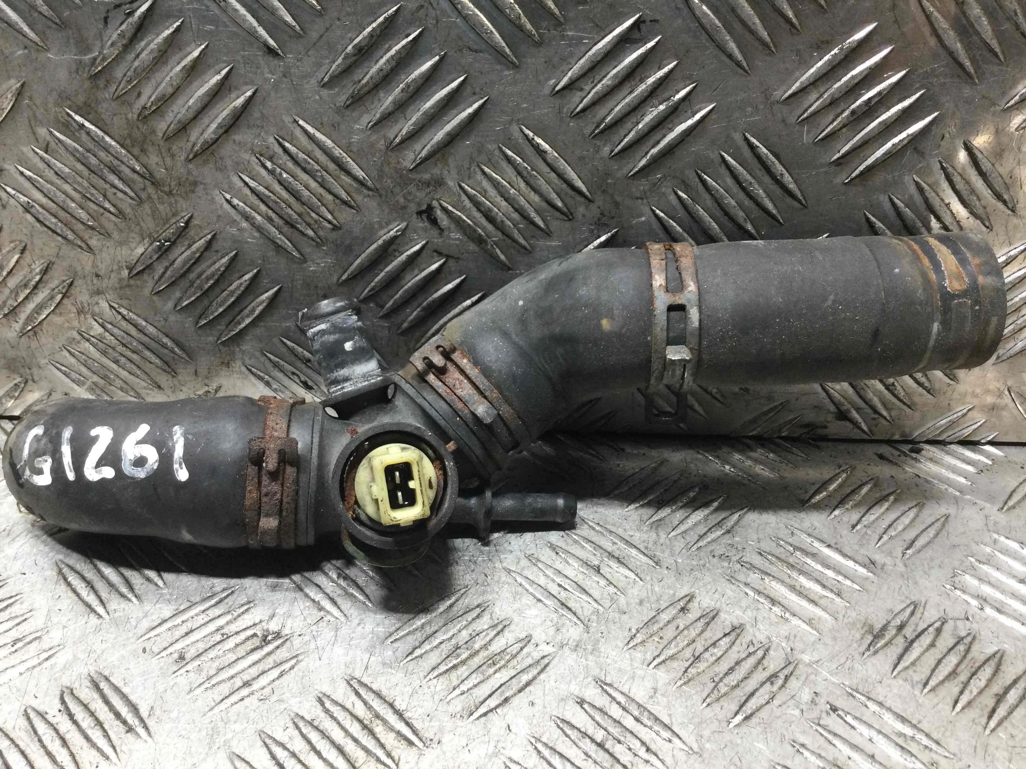 Фланец (тройник) системы охлаждения Volkswagen Golf 4 поколение (1997-2004) бензин 1.6 i Механика Х/б