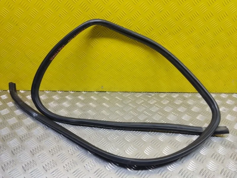 Уплотнитель двери задней правой Toyota Land Cruiser Prado 150 (2009-2023) 2016 6787160130