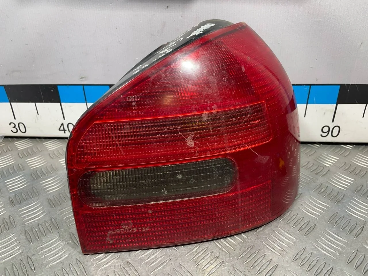 [Б/У] Фонарь задний правый Audi A3 8L1 1996-2001 - трещины / скол боковой панели [Под ремонт] [Код: 00338054 ]