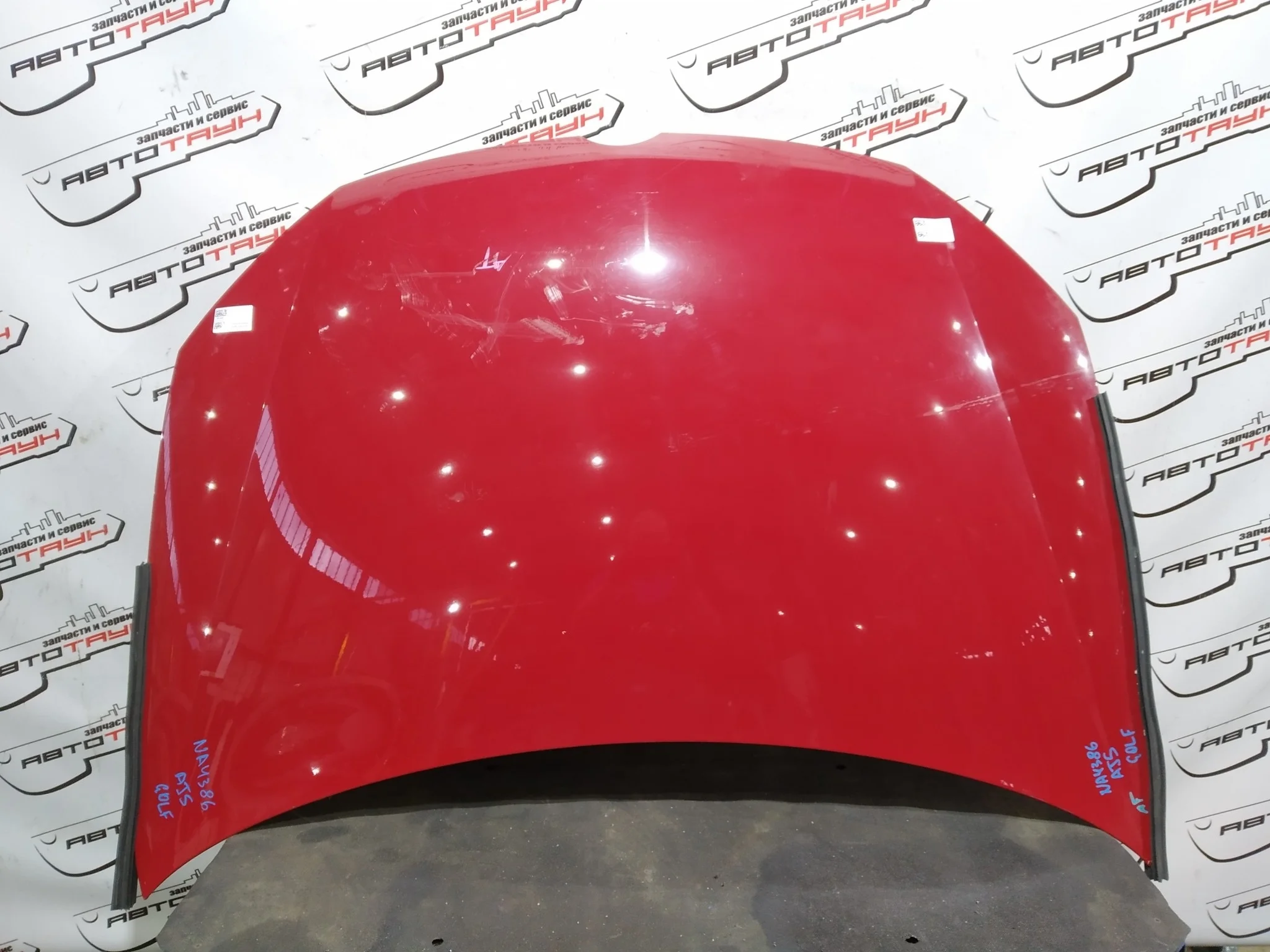 КАПОТ VOLKSWAGEN 5K0823031G красный, LA3H NA4386