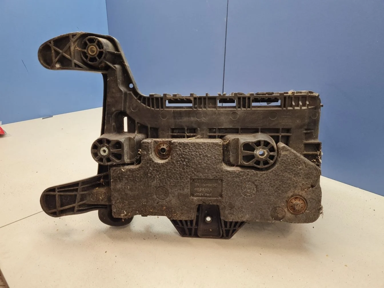 Крепление АКБ для Volkswagen Passat B8 2015-