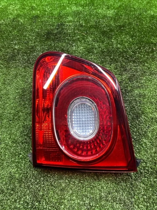 Фонарь в крышку багажника правый volkswagen Tiguan 2009 5N0945094C 5N1 CAW