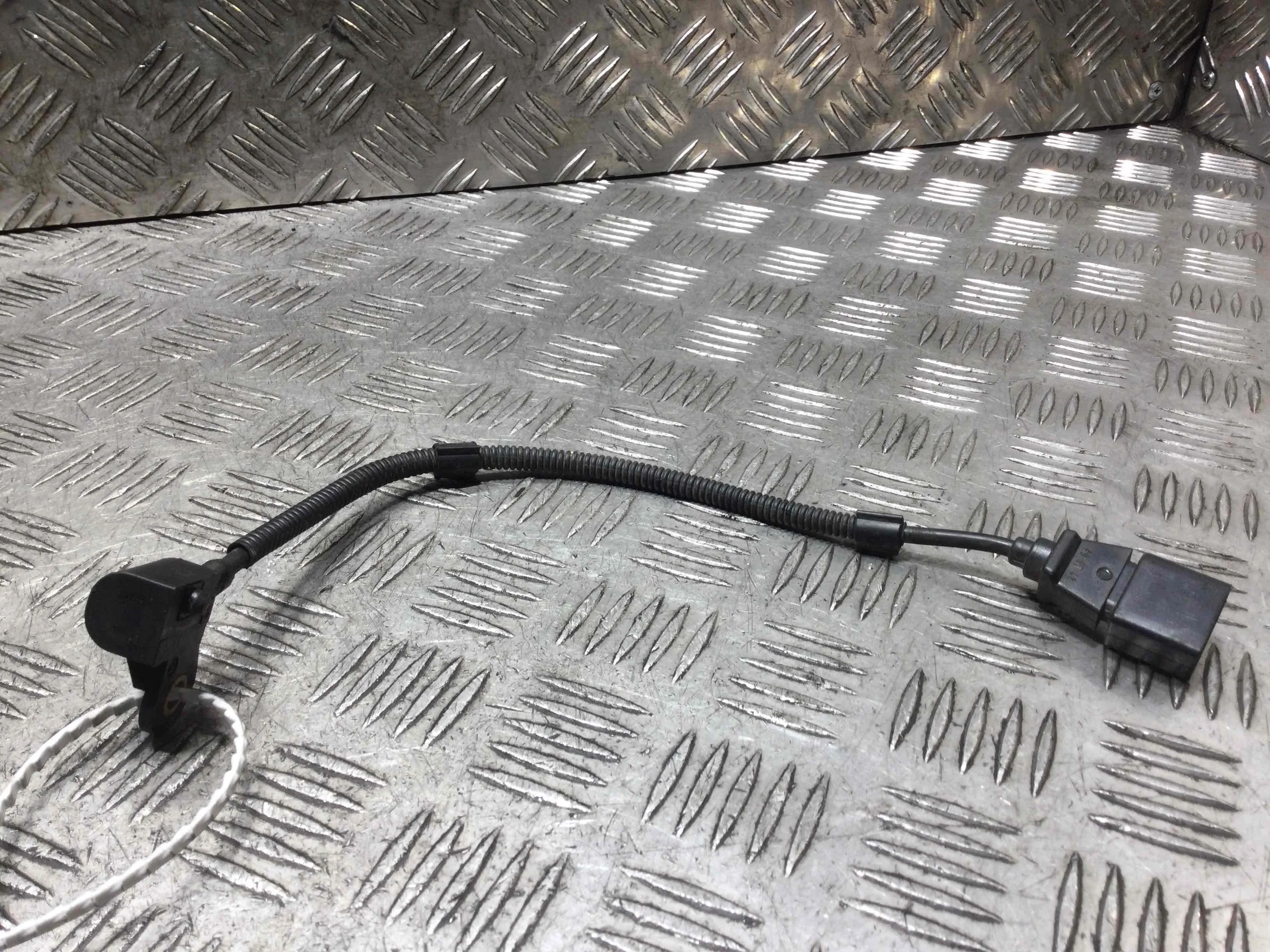 Датчик распредвала Skoda Superb 2 поколение (2008-2013) дизель 2.0 TDI Механика