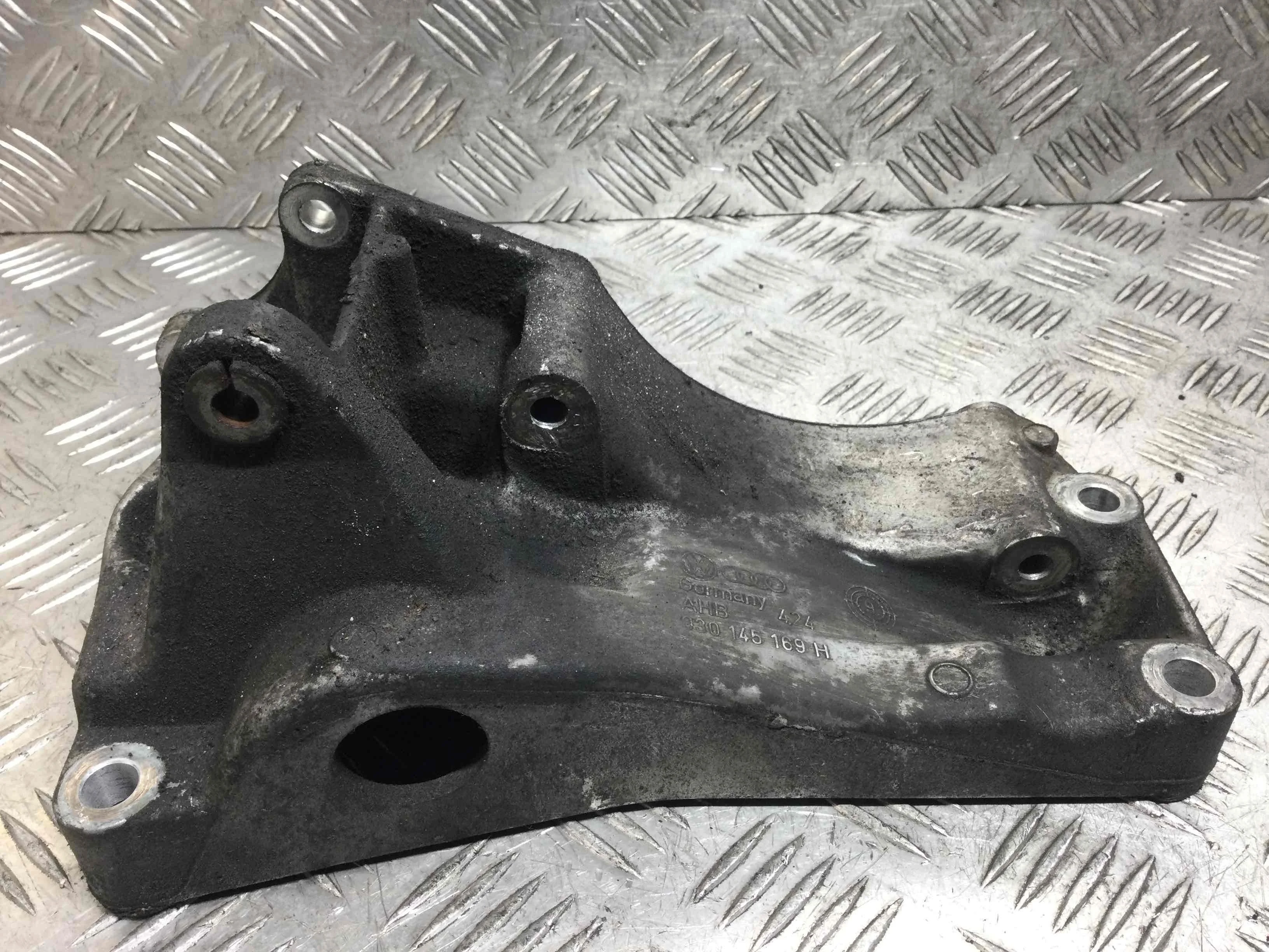 Кронштейн генератора Volkswagen Golf 4 поколение (1997-2004) бензин 1.6 i Механика Х/б