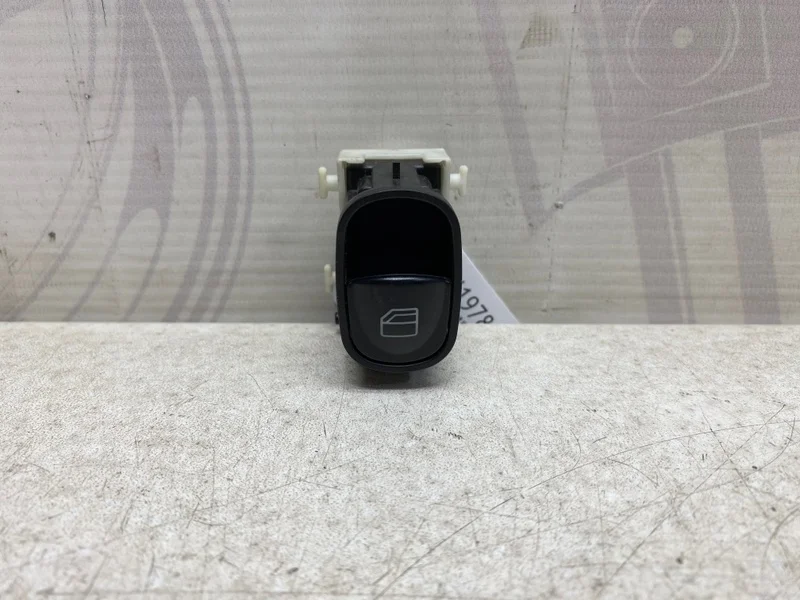 Кнопка стеклоподъемника пассажирская дверь Mercedes-benz 2005 W203