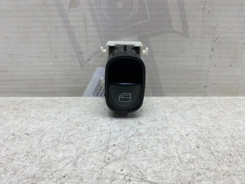 Кнопка стеклоподъемника пассажирская дверь Mercedes-benz 2004 W203