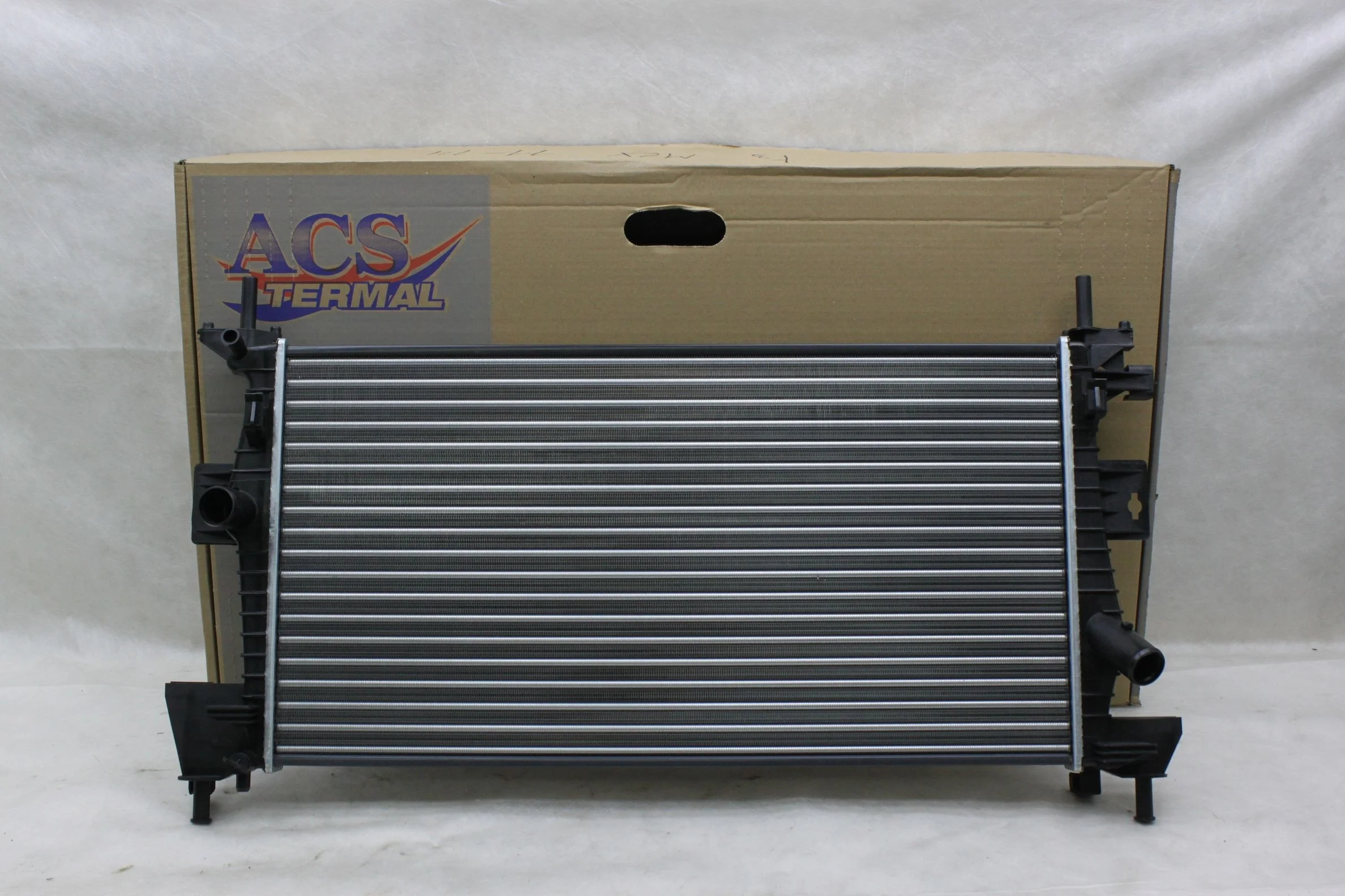 Радиатор охлаждения 1.6, 2.0  новый Форд Фокус 3