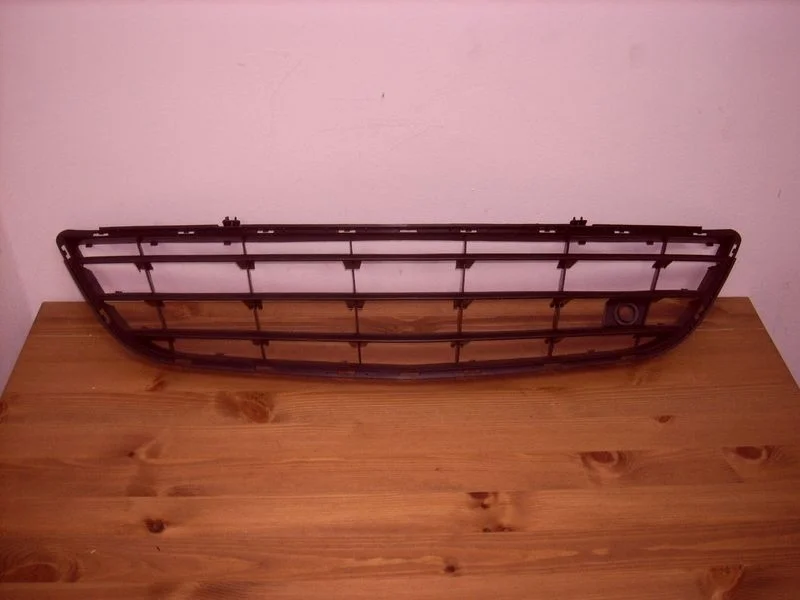 Решетка бампера новая неориг.дорест Опель Корса Д