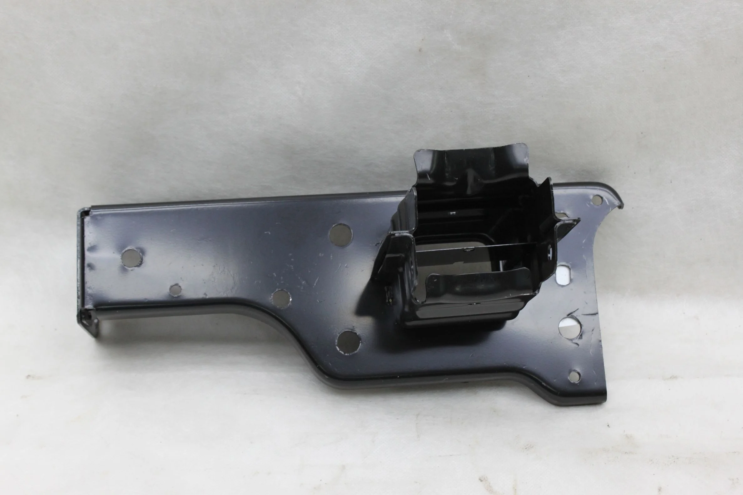 Кронштейн усилителя L домик новый Опель Корса Д