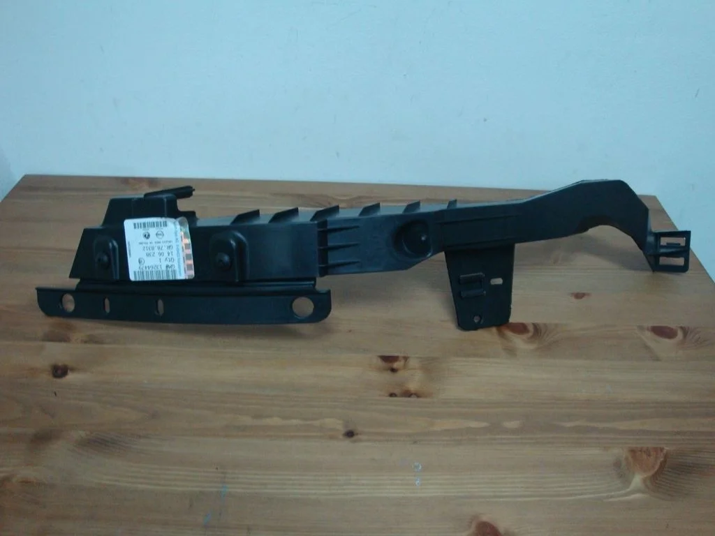 Кронштейн переднего бампера левый Opel Astra J 09