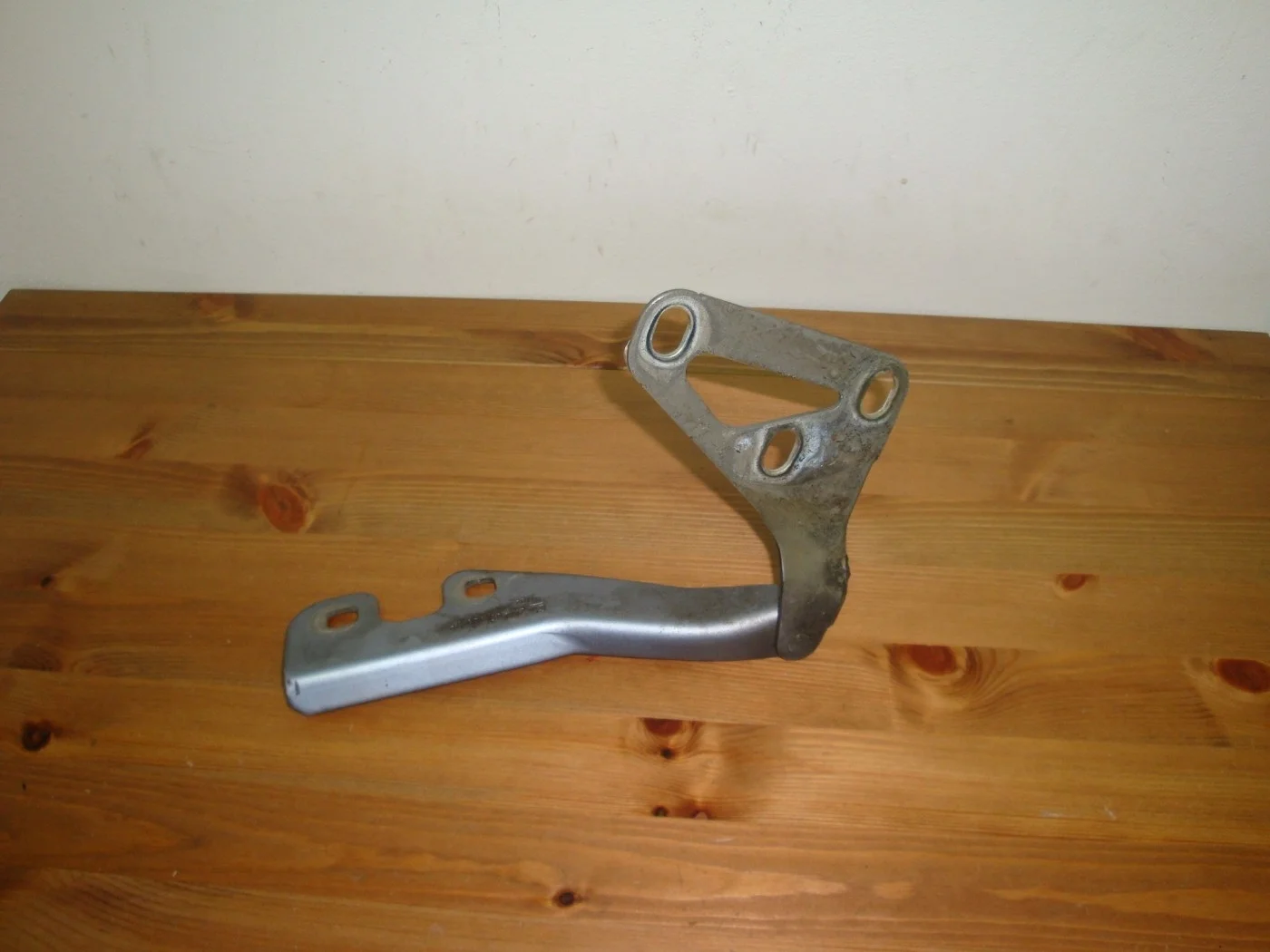 Петля капота правая б/у Опель Астра Н (h)