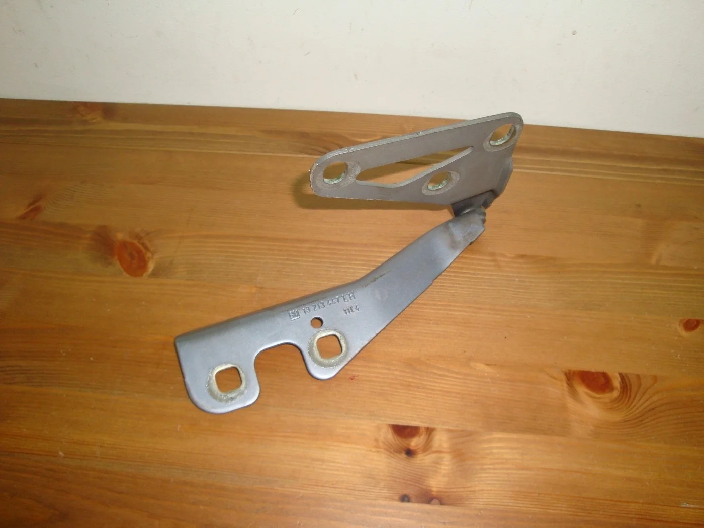 Петля капота левая б/у Опель Астра Н (Astra h)