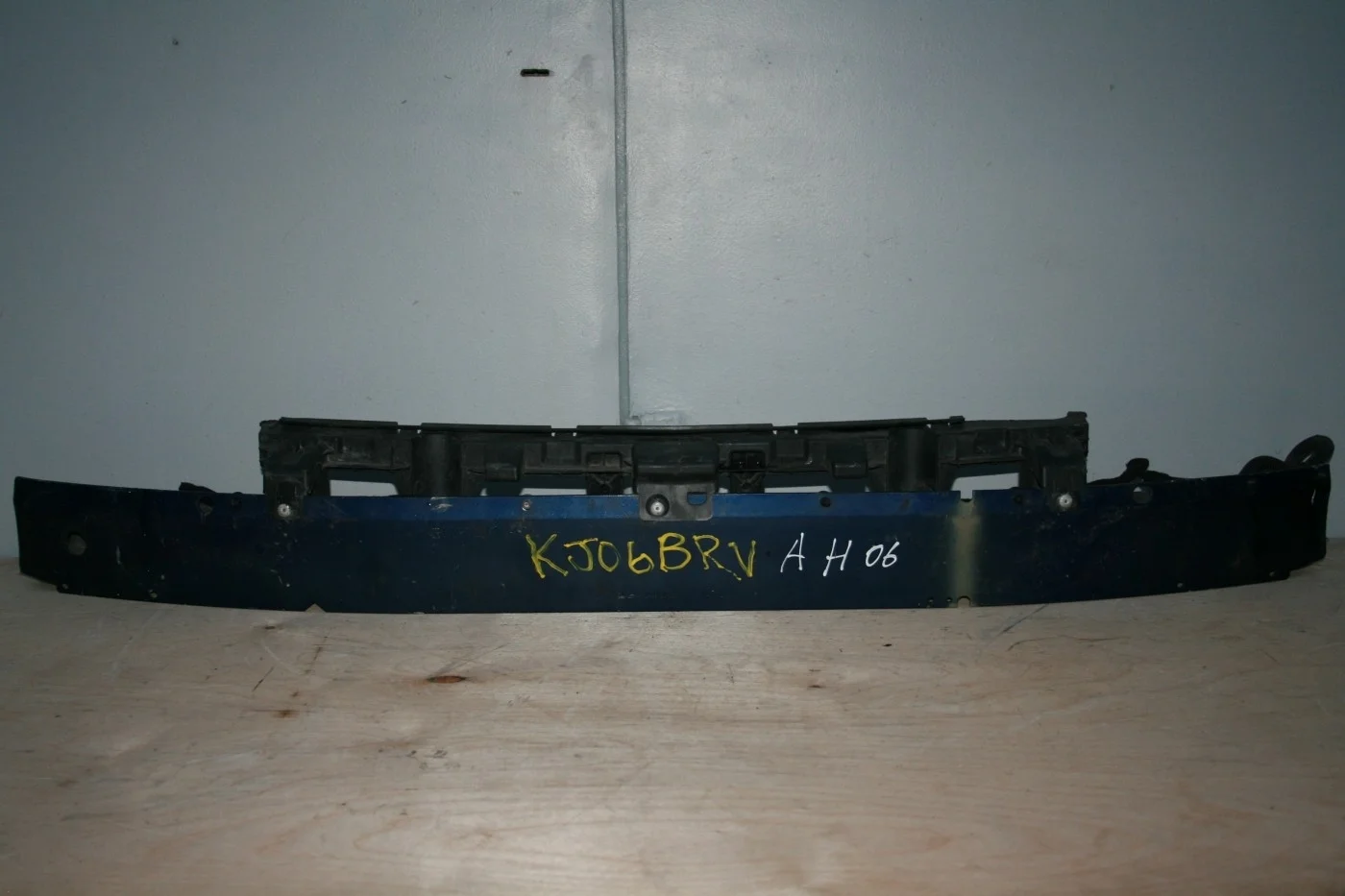 Усилитель переднего бамп в сборе  Опель Астра Н 04-