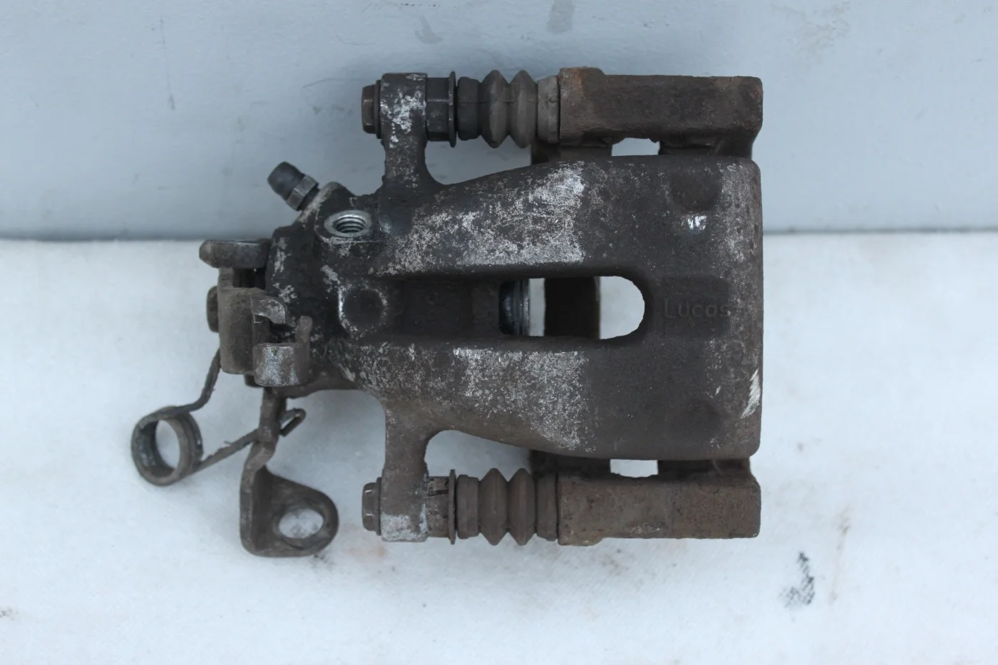 Суппорт тормозной задний правый Опель Астра Н