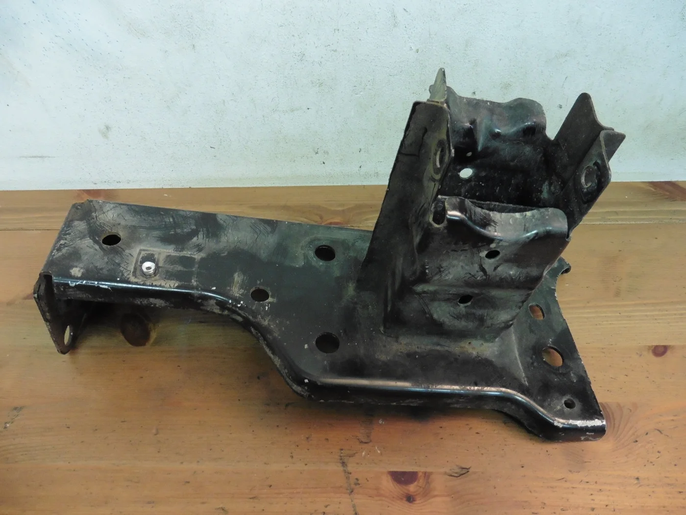 Кронштейн усилителя передний домик L Опель Корса Д