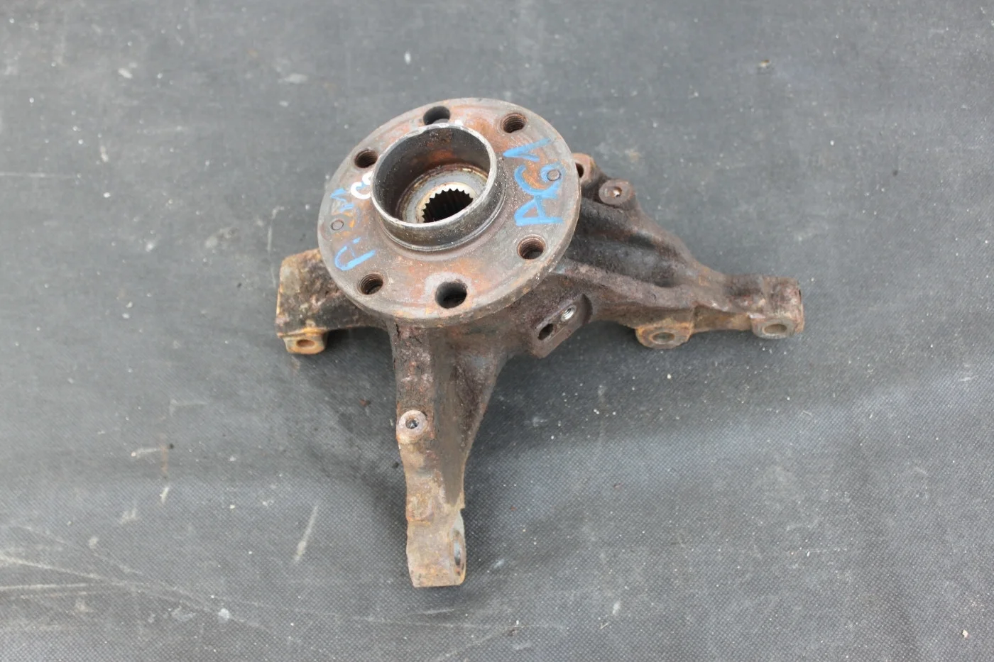 Кулак поворотный левый бензин Опель Корса Д