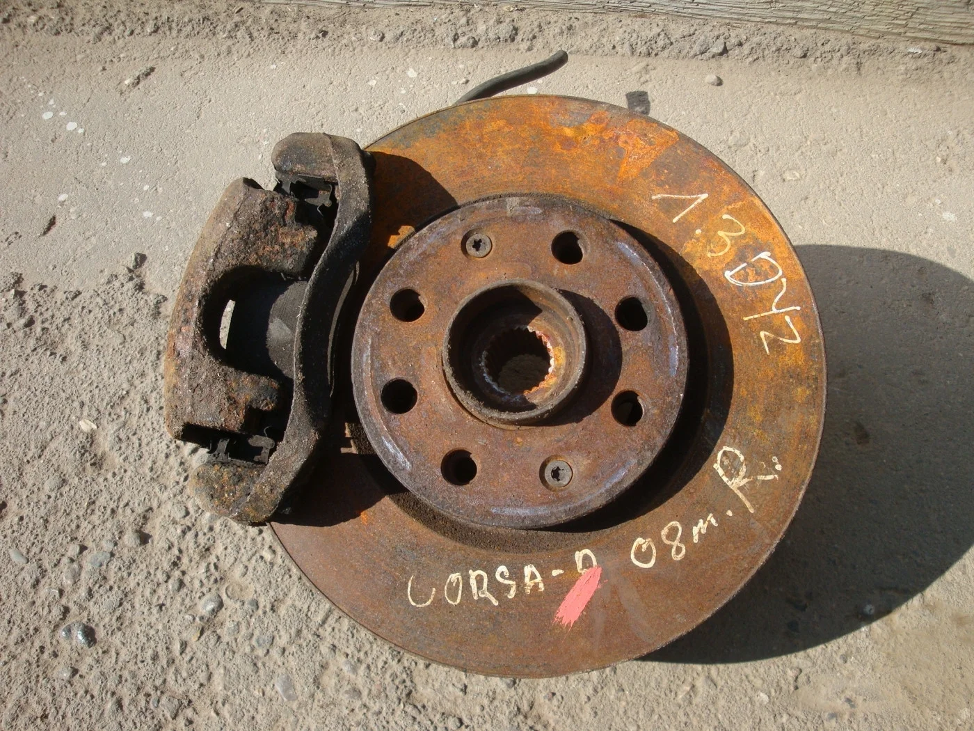 Кулак поворотный левый 1,3 дизель Опель Корса Д