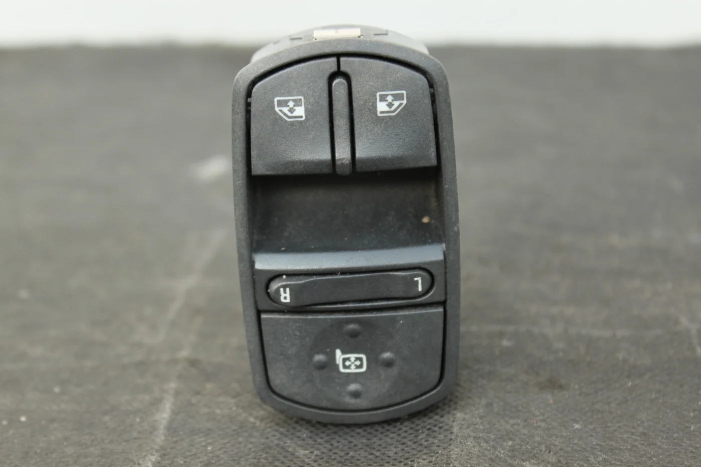 Блок управления стеклоподъемниками Опель Корса Д