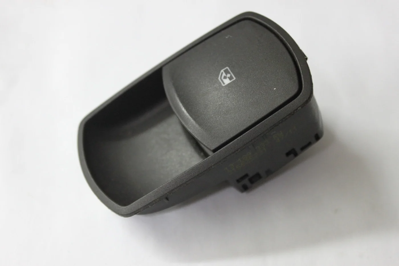 Кнопка управления стеклопод перед RH Опель Корса Д