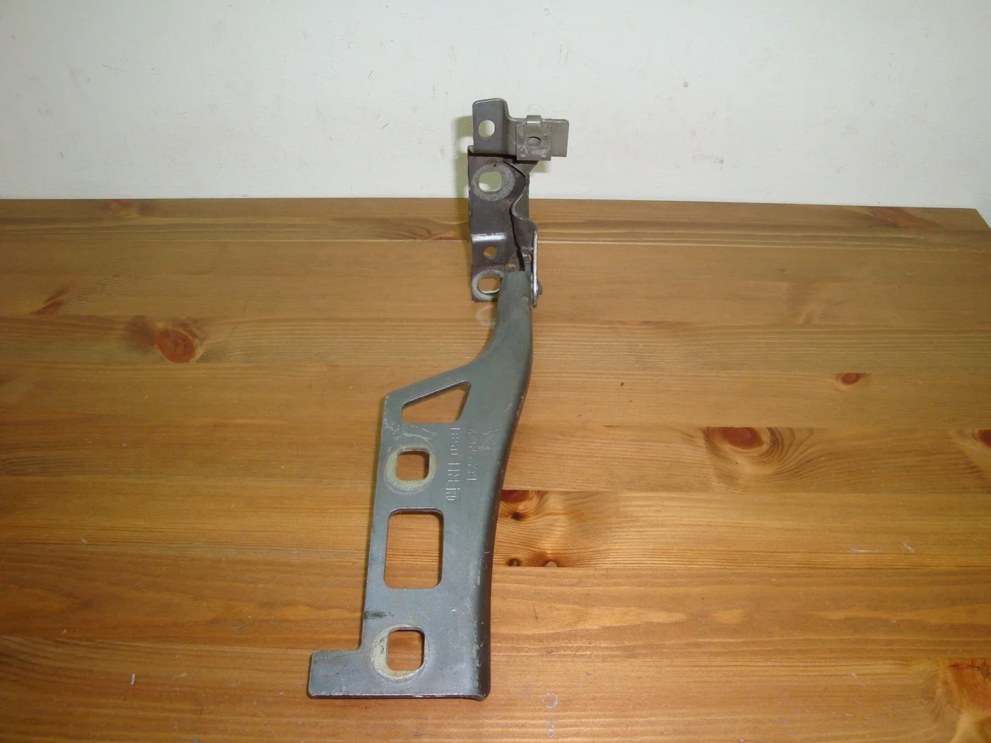 Петля капота правая Опель Зафира Б