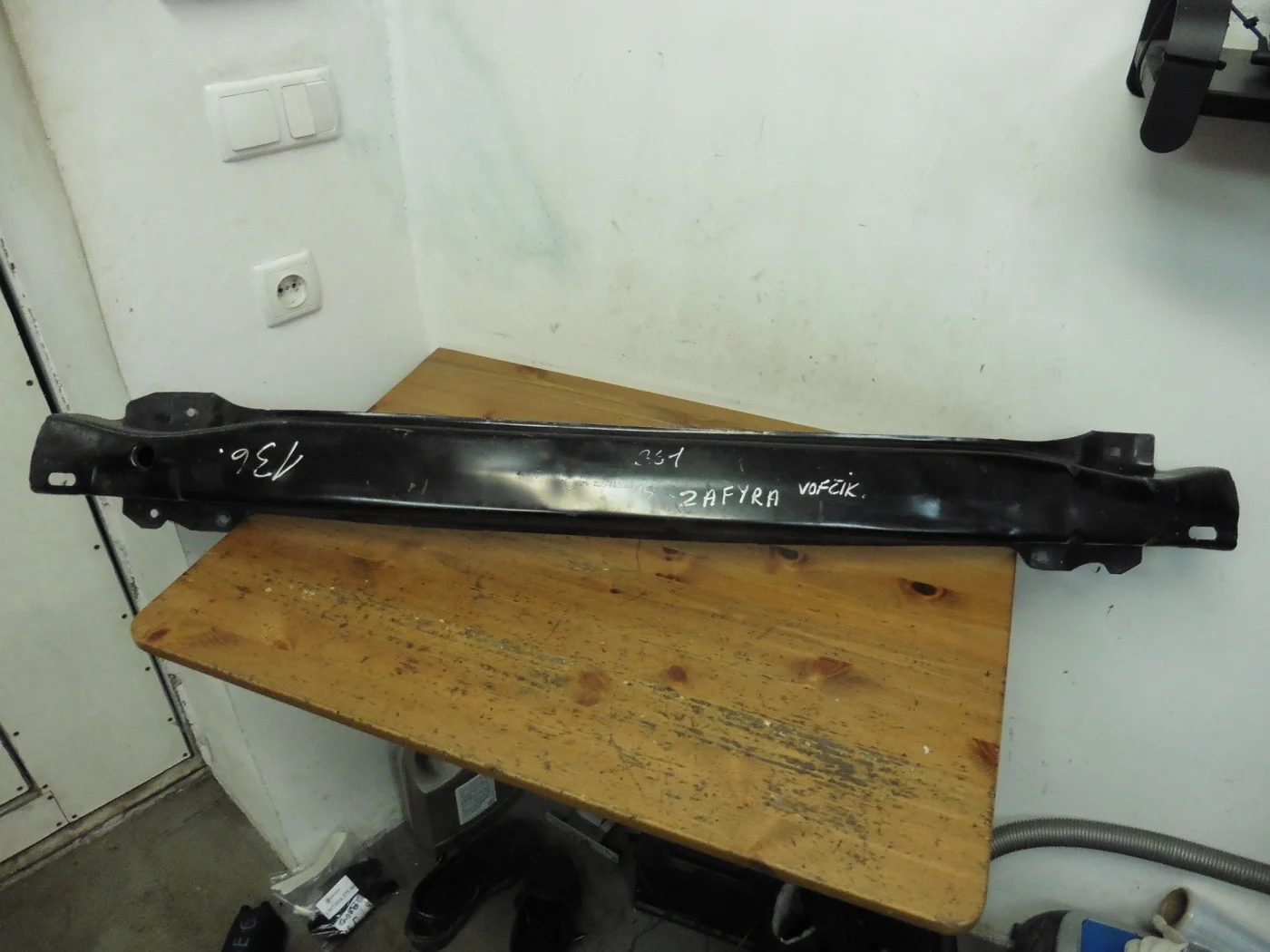 Усилитель заднего бампера Опель Зафира Б