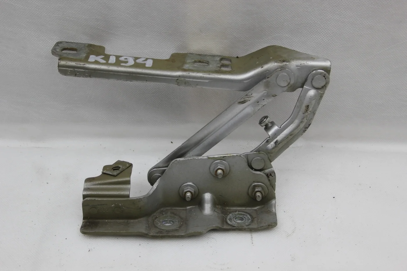 Петля капота с креплением левая Опель Астра J Джей