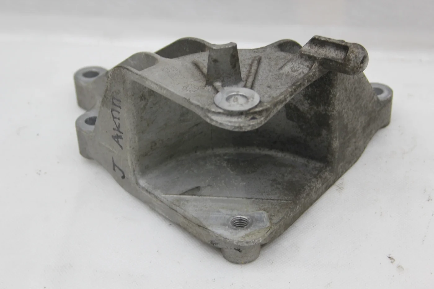 Кронштейн опоры АКПП 6T30 A16XER Опель Астра J