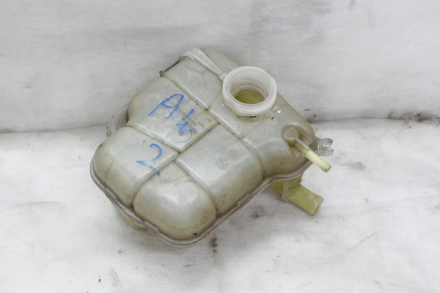 Расширительный бачок под датчик Опель Астра J