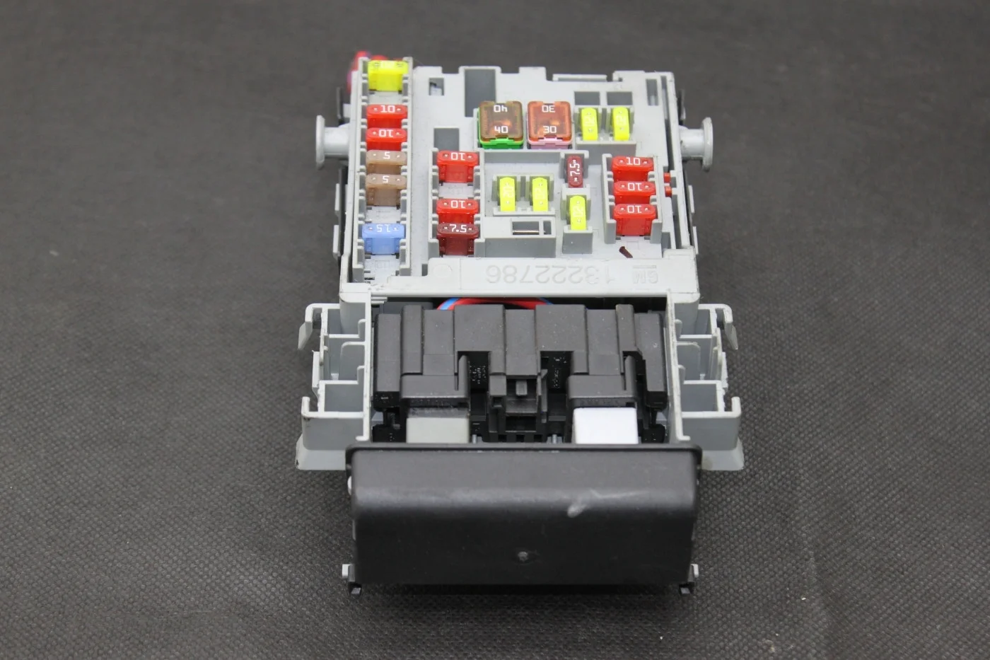 Блок предохранителей в салон Опель Астра J