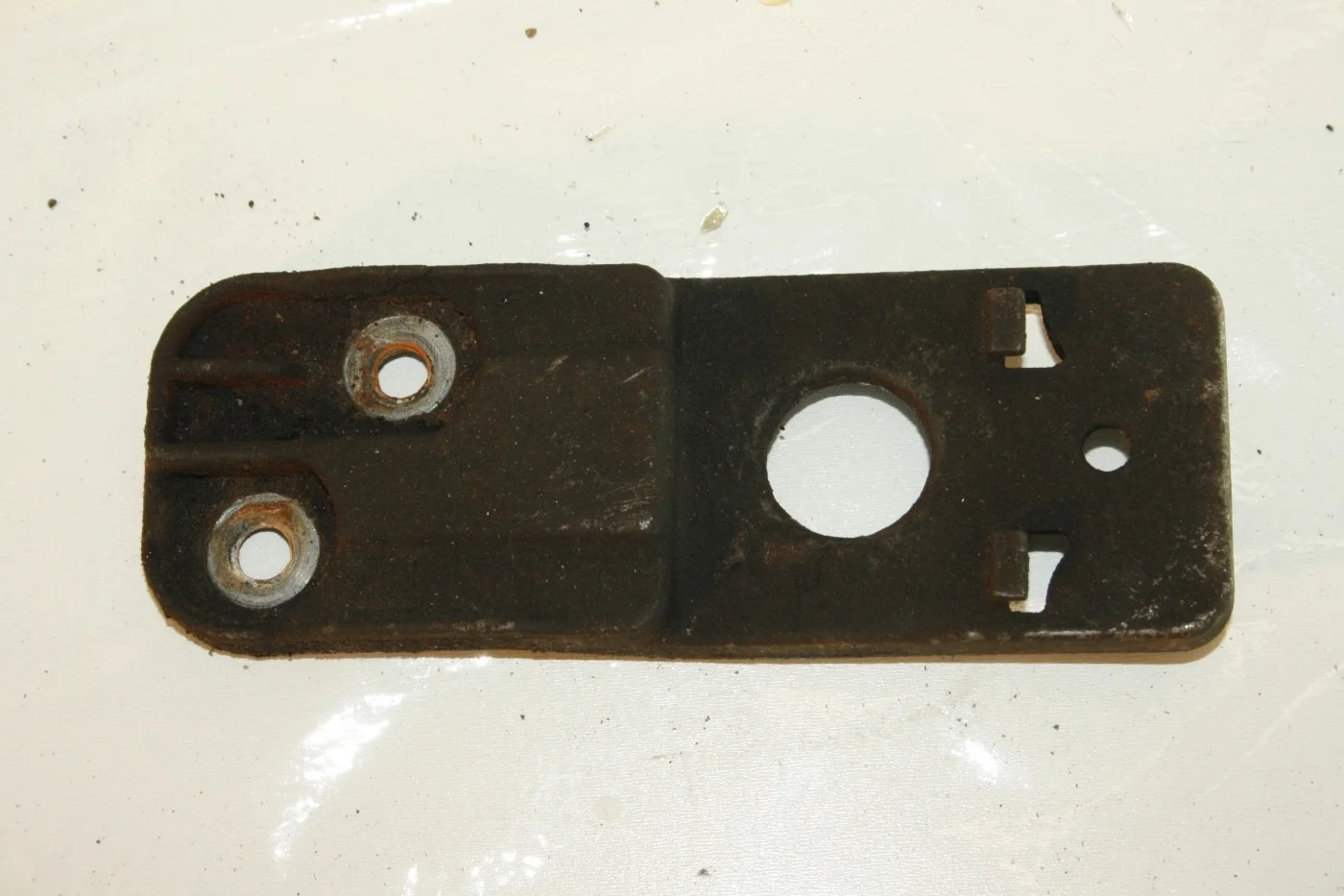 Кронштейн радиатора нижний Опель Астра J