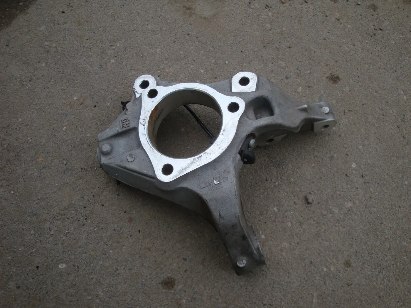 Кулак левый 4,5 дв. 1.4-1.6 Опель Астра J