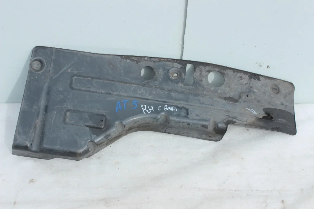 Пыльник моторного отсека правый Opel Astra J