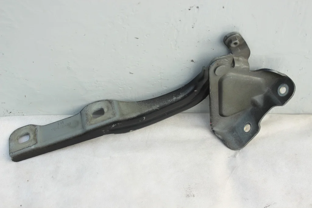 Петля капота левая Opel Mokka