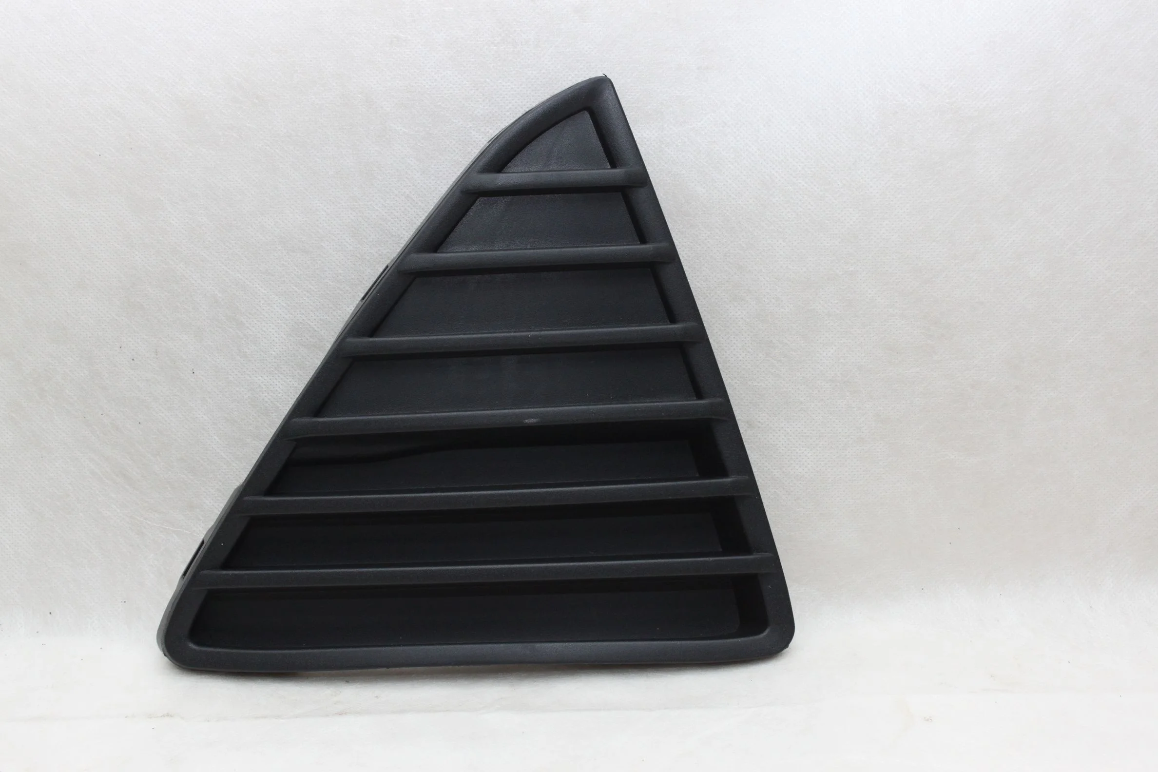 Решетка новая правая перед бампера Форд Фокус 3