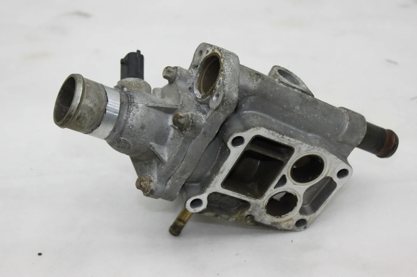 Корпус термостата в сборе Z16XEP б/у Опель Астра Н