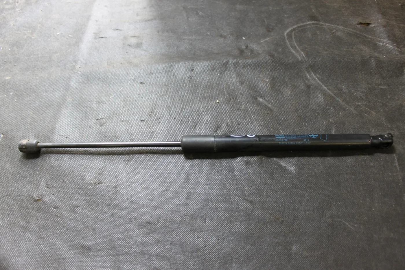 Газовый упор крышки багажника Опель Зафира Б