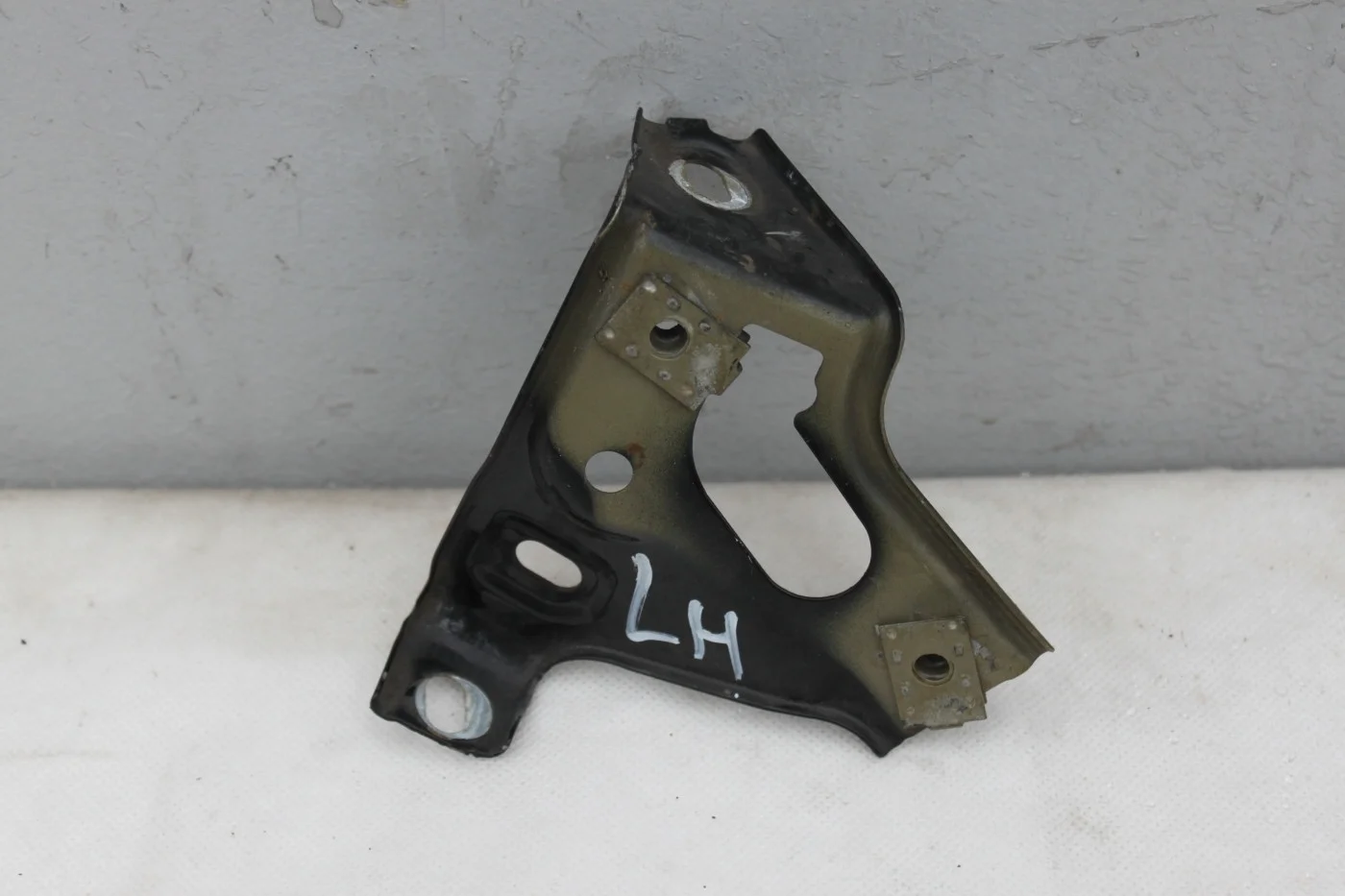 Кронштейн крыла левого  Опель Астра J (Джей)