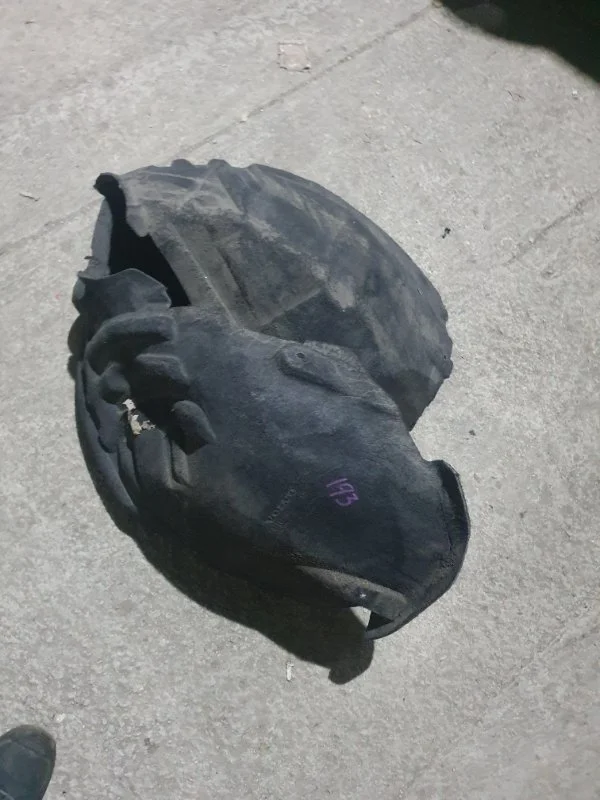 Подкрылок Volvo V40 2012-2016