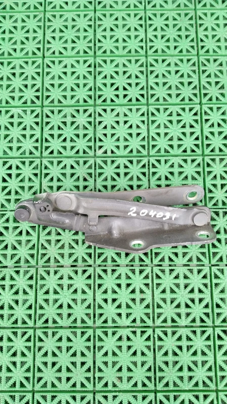 Петля капота VOLKSWAGEN TRANSPORTER T5 2003- левая чёрная б/у TRANSPORTER T5(2003-2015)