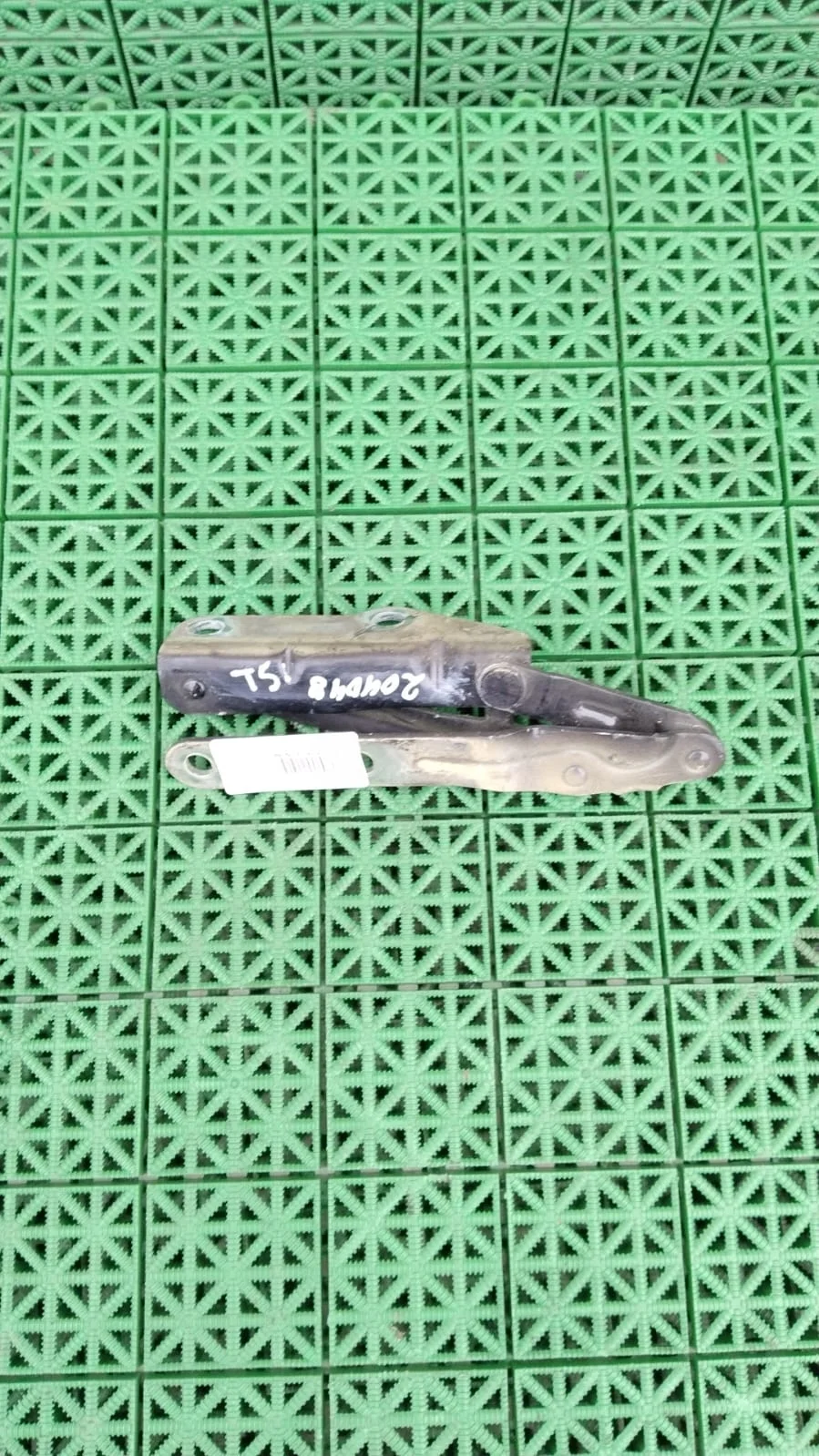 Петля капота VOLKSWAGEN TRANSPORTER T5 2003- правая чёрная б/у TRANSPORTER T5(2003-2015)