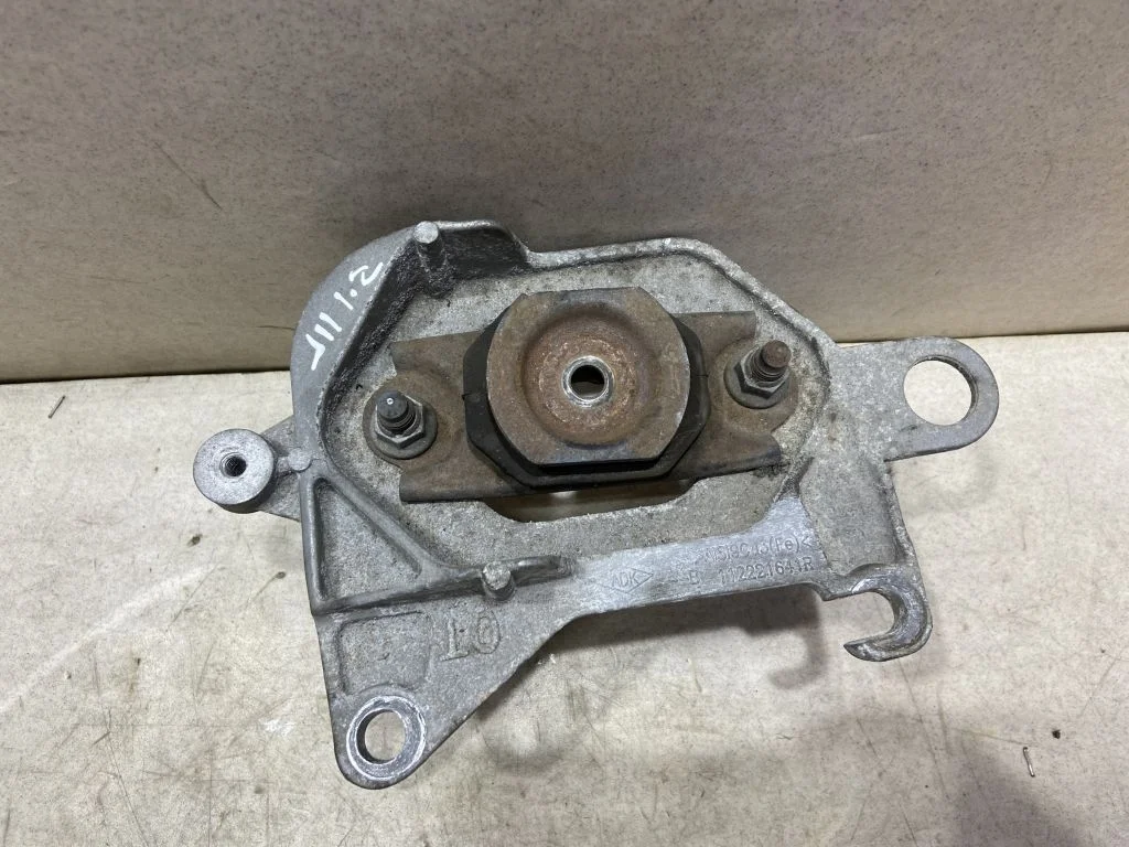 Кронштейн КПП Nissan Qashqai J11 112221641R