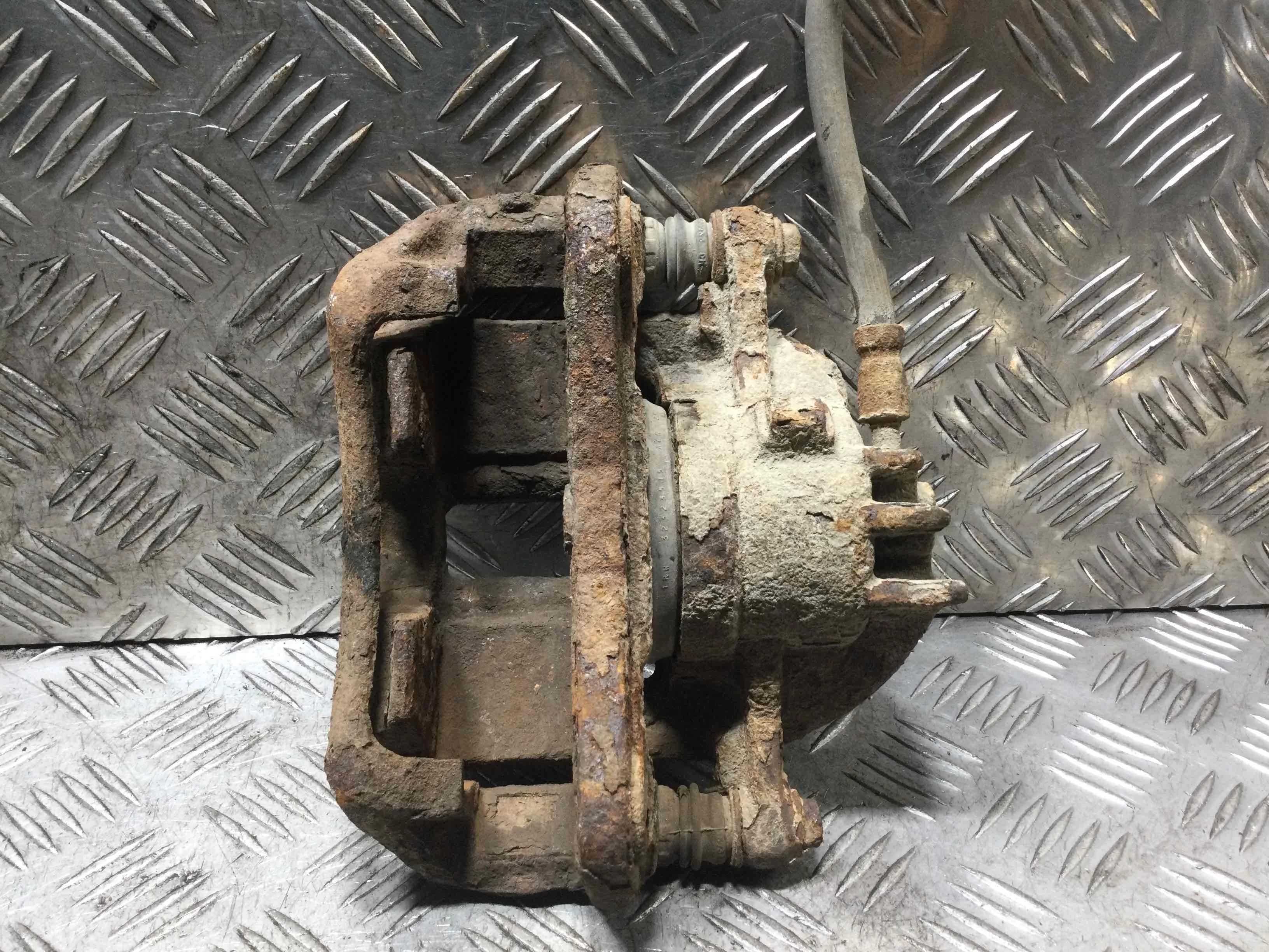 Суппорт передний левый Mitsubishi Space Star 1 поколение (1998-2002) бензин 1.6 i Механика Минивэн