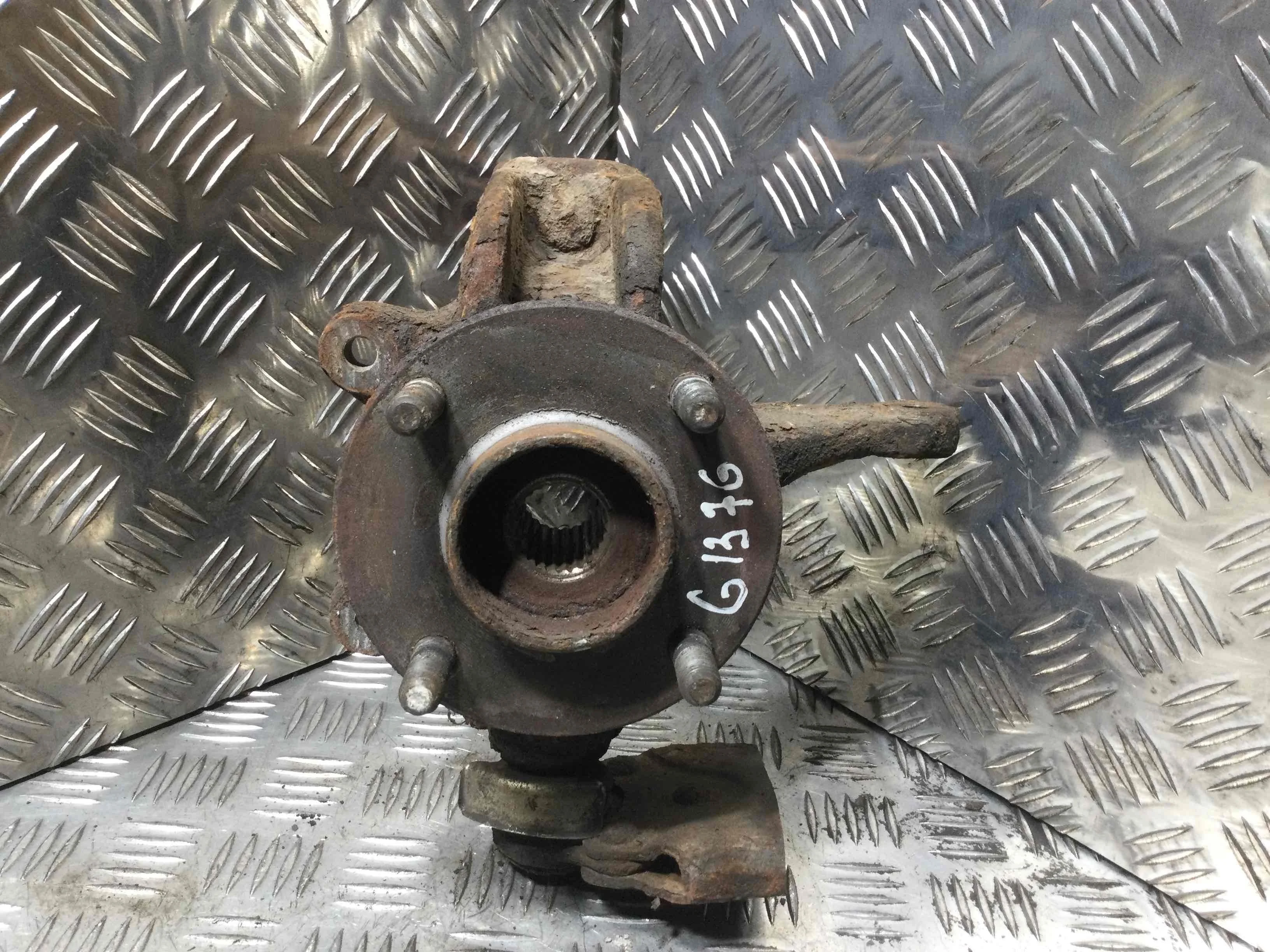 Ступица передняя левая Ford Fiesta 5 поколение (2001-2007) бензин 1.3 i Механика Х/б